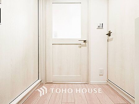 上質感漂う廊下。居住者の帰り、訪れる方を優しく迎え安らぎに満ちた生活空間を予感させます。