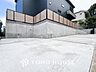 駐車場：カースペースもゆとりある空間を保っています。