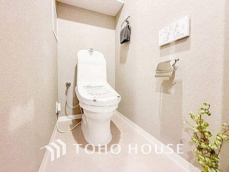 トイレはシンプルにホワイトで統一。