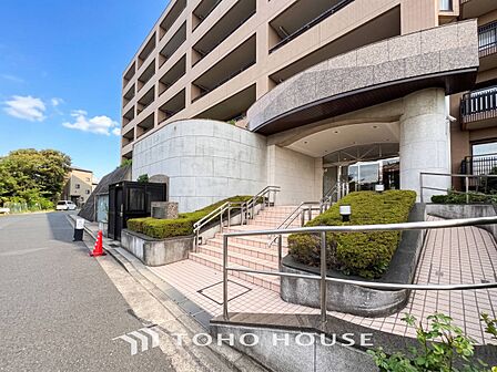 住む人や訪れる人やさしくエスコートする玄関アプローチ。
