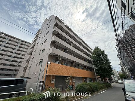 重厚感と統一感のある街並みを演出する外観デザイン。