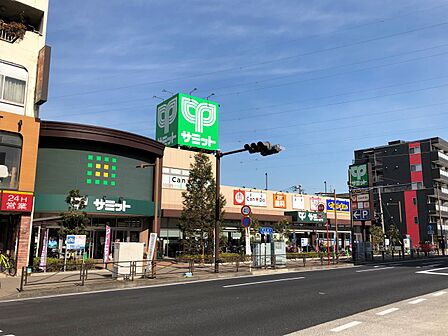 営業時間は朝9時から夜0時まで。尻手駅前なので、夜遅くに帰ったときにも気軽に立ち寄れる頼もしいスーパーです。駐車場34台確保。