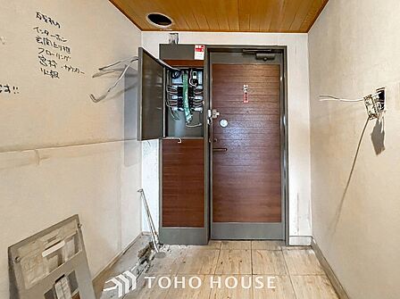 居住者の帰り、訪れる方を優しく迎えてくれる開放感のある玄関。