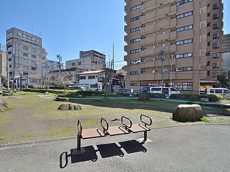 高速道路のランプが日陰の役割も果たしてくれる顔の形のマンホールベンチがある公園。顔に見えるかな~どこにあるか探してみてください。