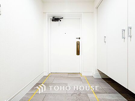 居住者の帰り、訪れる方を優しく迎えてくれる開放感のある玄関。