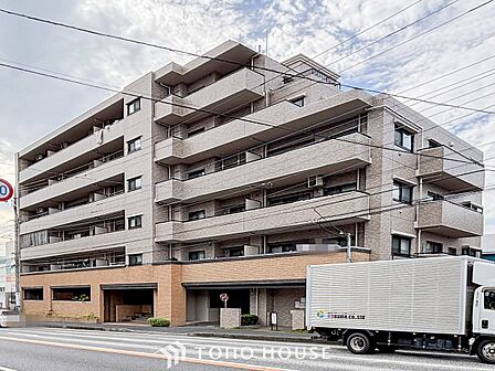 時代の流れに惑わされないシックなカラートーンで街並みに溶け込む外観。