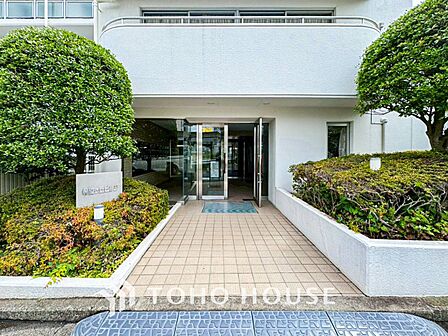 住む人や訪れる人やさしくエスコートする玄関アプローチ。
