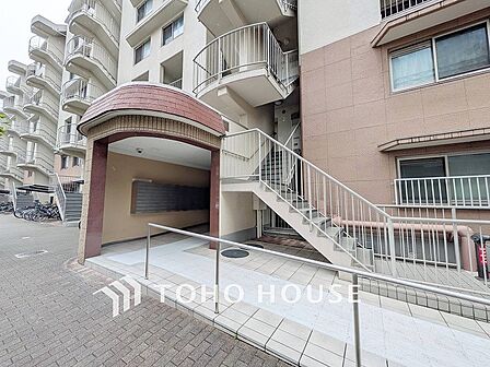 前面道路含む現地写真『快適』は「家」と「街」と「環境」が調和した時に訪れるだと改めて感じさせてくれます。