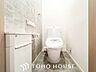 トイレ：トイレはシンプルにホワイトで統一した温水洗浄付です。