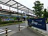 周辺：スーパーやドラッグストアや回転寿司、病院や書店など様々なジャンルのテナントが入った複合施設。