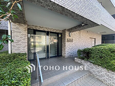 住む人や訪れる人やさしくエスコートする玄関アプローチ。