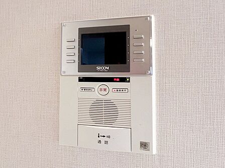 誰が来てもわかる様にモニター付きインターホンを設置。快適と安らぎを合わせた優しい設計。