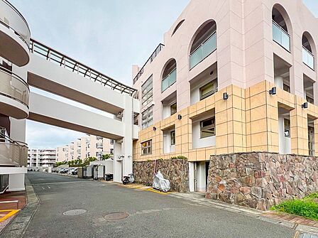 前面道路含む現地写真『快適』は「家」と「街」と「環境」が調和した時に訪れるだと改めて感じさせてくれます。