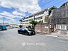 外観：前面道路含む現地写真『快適』は「家」と「街」と「環境」が調和した時に訪れるだと改めて感じさせてくれます。