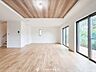 リビング/ダイニング：太陽の恵みを一気に受けた明るくお住まい。吹きぬける風を感じながら爽やかで風通しの良い暮らし。