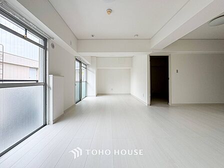 爽やかな色合いのフローリングと清潔感の溢れるクロスが明るい空間を創り出しているリビングダイニング。