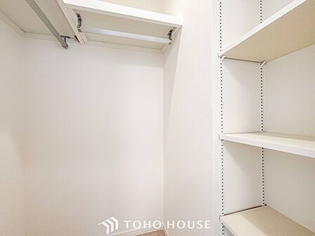 衣類だけでなく大きな荷物も収納でき、お部屋がすっきりします。