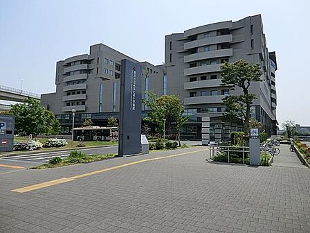 2005年に開院された総合病院。病床数は634床。救命救急センター、母子周産期医療センター、災害医療など多機能な中核病院として機能しています。