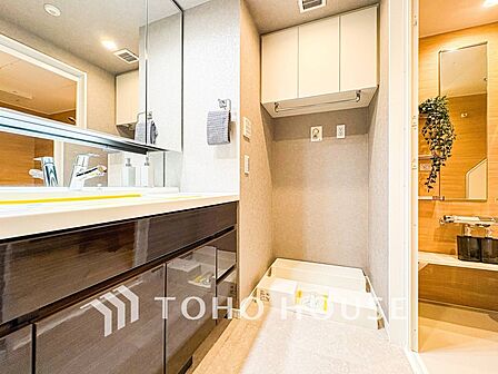 落ち着いた空間を演出するカラーと、ゆったりお使い頂ける広さが魅力のパウダールーム。