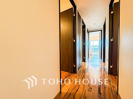 上質感漂う廊下。居住者の帰り、訪れる方を優しく迎え安らぎに満ちた生活空間を予感させます。