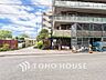 外観：前面道路含む現地写真『快適』は「家」と「街」と「環境」が調和した時に訪れるだと改めて感じさせてくれます。
