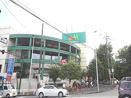 朝10時から夜11時まで営業のスーパー（毎週日曜日は朝9時より開店）。