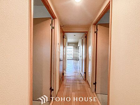 上質感漂う廊下。居住者の帰り、訪れる方を優しく迎える・安らぎに満ちた生活空間を予感させる。