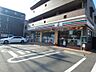 周辺：24時間営業。お弁当やお惣菜、パンなどをはじめ、生活用品、お酒なども取り揃えています。