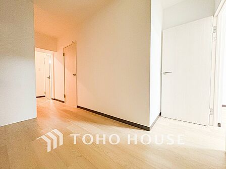 爽やかな色合いのフローリングと清潔感の溢れるクロスが明るい空間を創り出しているリビングダイニング。