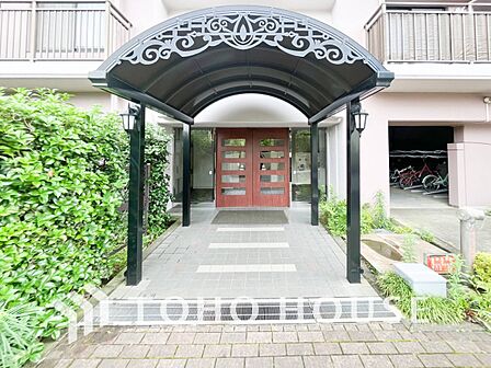住む人や訪れる人やさしくエスコートするエントランスアプローチ。