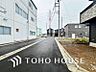 外観：前面道路含む現地写真『快適』は「家」と「街」と「環境」が調和した時に訪れるだと改めて感じさせてくれます。