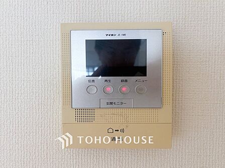誰が来てもわかる様にモニター付きインターホンを設置。