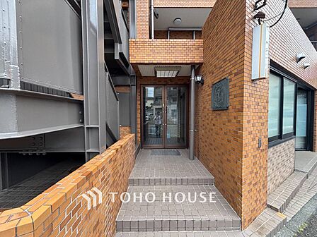 プライベート感が高まる、居住者を優しく迎え入れてくれるエントランス。