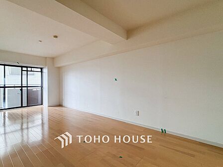 明るく開放的な空間が広がるLDK。室内には豊かな陽光が注ぎ込み、爽やかな住空間を演出。