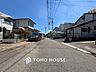 外観：前面道路含む現地写真『快適』は「家」と「街」と「環境」が調和した時に訪れるだと改めて感じさせてくれます。