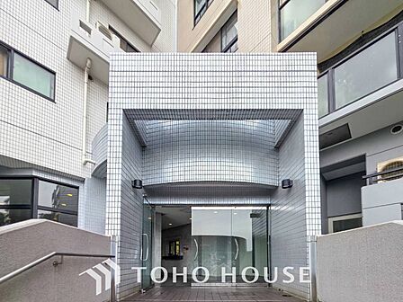 住まう誇らしさと安心感を演出する落ち着いた雰囲気のエントランス。
