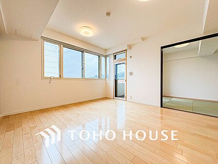 爽やかな色合いのフローリングと清潔感の溢れるクロスが明るい空間を創り出しているリビングダイニング。