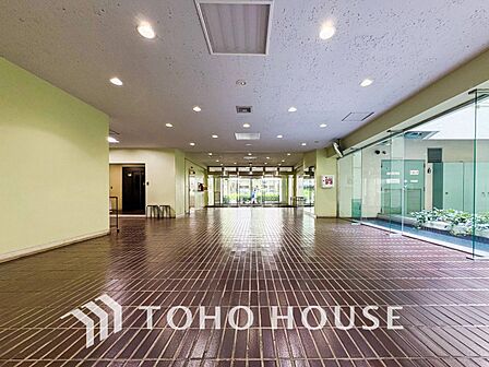 プライベート感が高まるシックな装いのエントランス。
