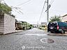 外観：前面道路含む現地写真『快適』は「家」と「街」と「環境」が調和した時に訪れるだと改めて感じさせてくれます。