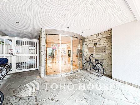 プライベート感が高まる、居住者を優しく迎え入れてくれるエントランス。