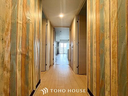 明るい廊下。居住者の帰りや訪れる方を優しく迎えてくれます。