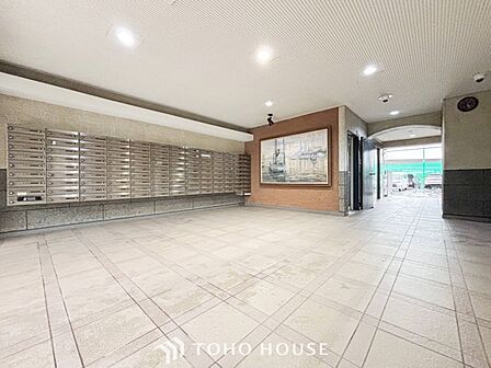 住まう誇らしさと安心感を演出する落ち着いた雰囲気のエントランス。