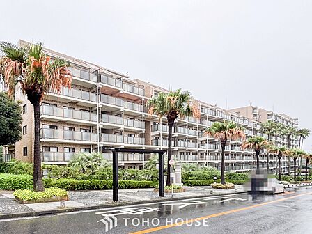 前面道路含む現地写真『快適』は「家」と「街」と「環境」が調和した時に訪れるだと改めて感じさせてくれます。