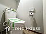 トイレ：トイレはシンプルにホワイトで統一した温水洗浄付です。