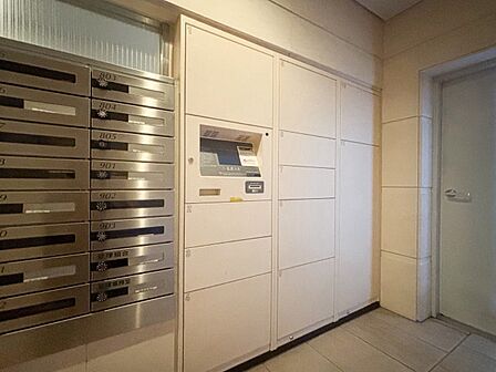普段留守がちなご家族にも安心な宅配ボックスを完備。