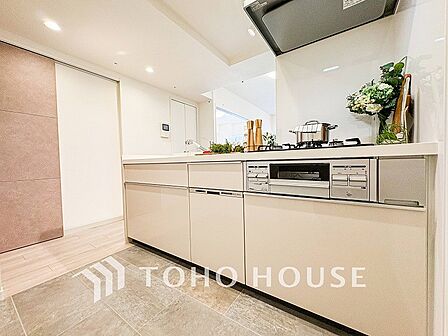 機能的で使い勝手のよさそうなキッチン。明るく清潔感があります。