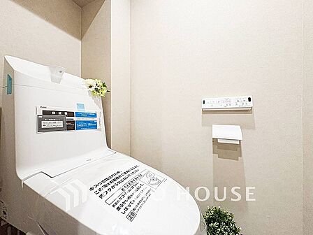 トイレはシンプルにホワイトで統一。