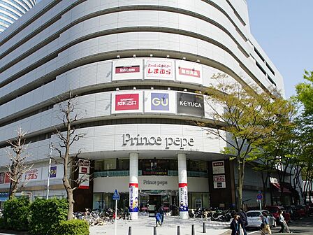 「新横浜」駅より徒歩2分。ファッション雑貨、レストラン、カフェ、食品スーパーまで取り揃えています。
