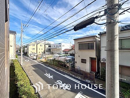 木々の緑がまぶしい、豊かな緑と静寂。ずっと見ていたいと思わせてくれる景色。