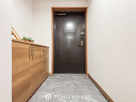 居住者の帰り、訪れる方を優しく迎えてくれる開放感のある玄関。